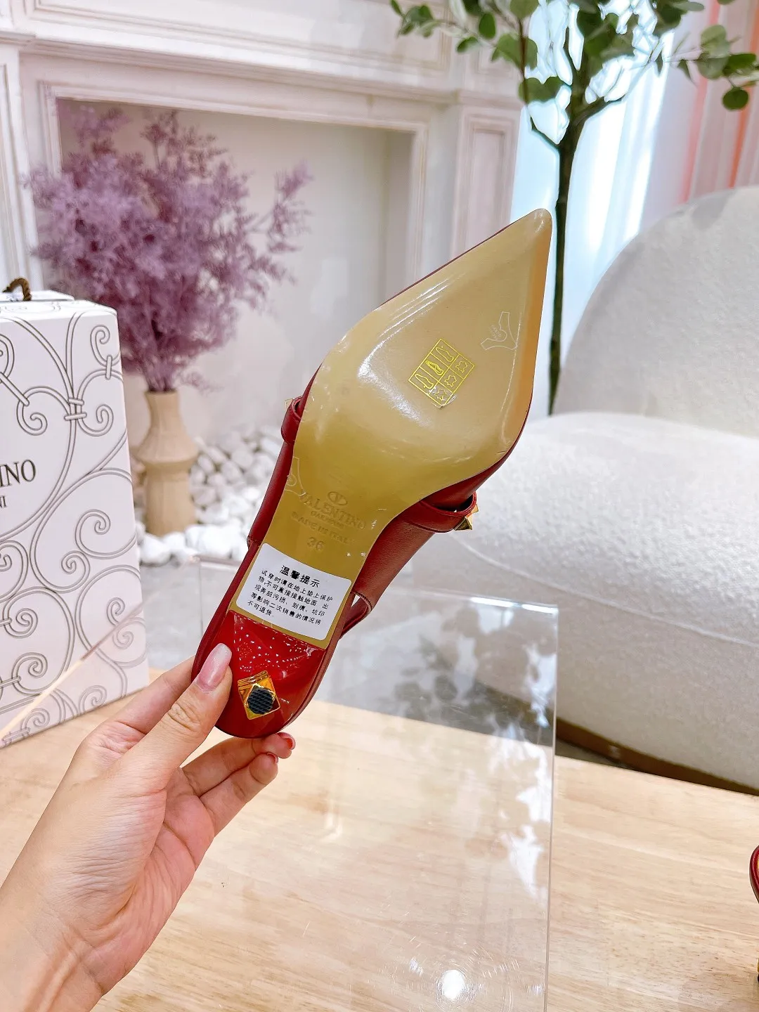 👟👟Ex-factory price 420👟👟 Genuine leather sole +40 🆕 Valentino. Valentino👑👑 latest counter series, perfect details, very eye-catching catwalk series recommendation (regular sole + genuine leather sole +40) V family’s popular rivet elements, luxurious and gorgeous! Various colors can be matched with beautiful clothes in spring and summer. There are many choices🎉🎉Exquisite and durable ~ The upper part is very pedicure style. The key point is that it is very good and easy to control. It does not grind the feet and does not tire the feet. It is a walking artifact. The last shape is completely compared to the counter. The details are perfect. Without the original version, it would not be so exquisite! (Note! The heel shape and height are exclusively molded according to the original version) 🔺Material: imported sheepskin, ����Inner padding: imported high-gloss sheepskin lining according to the original version 🔺4 colors: all black + white + black + pink + nude + burgundy 🔺Number of yards: 34 to 42 (customized for 42) 🔺Heel height: 7cm